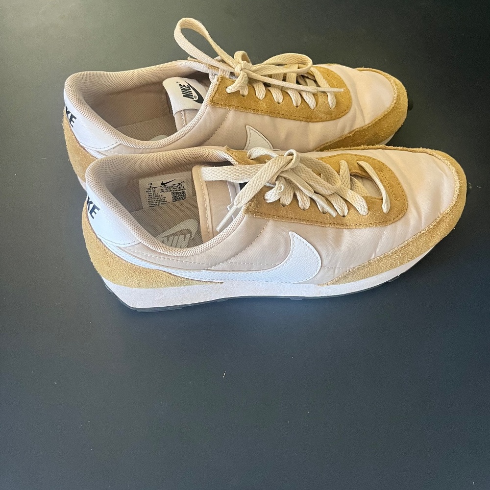 Nike Daybreak Size 8